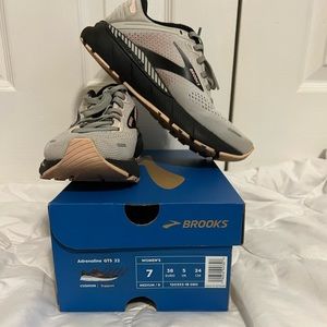 Brooks Women’s Adrenaline GTS 22 Size 7